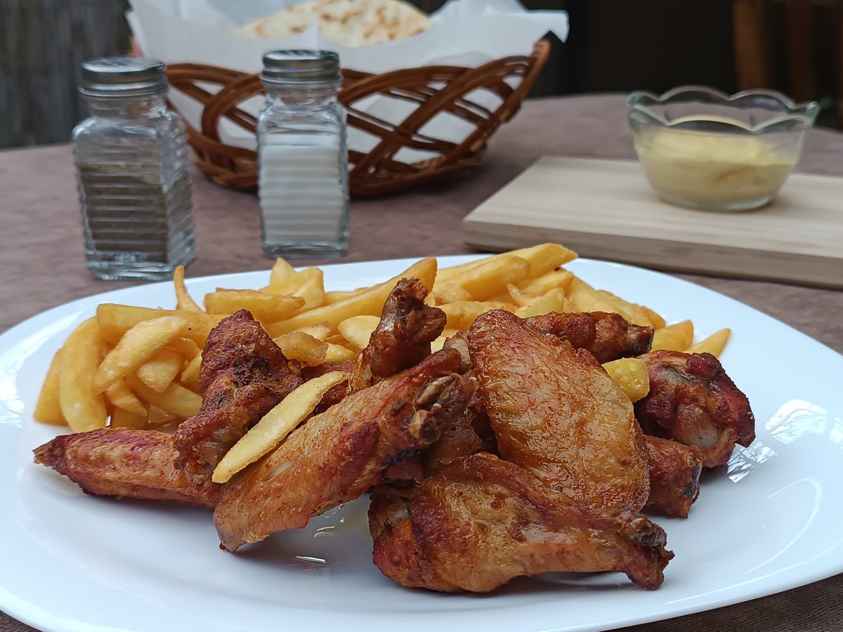 Pileća krilca 10 komada sa pomfritom