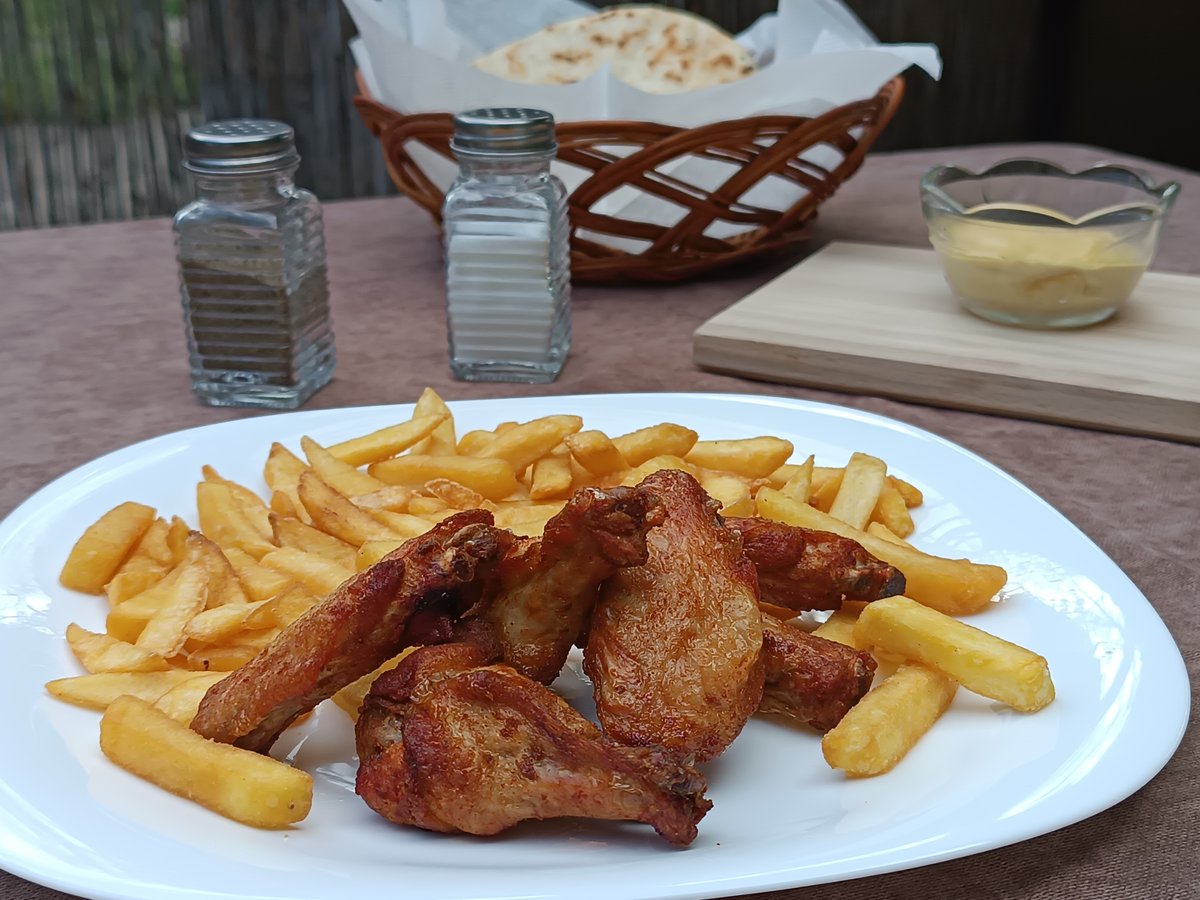 Pileća krilca 6 komada sa pomfritom