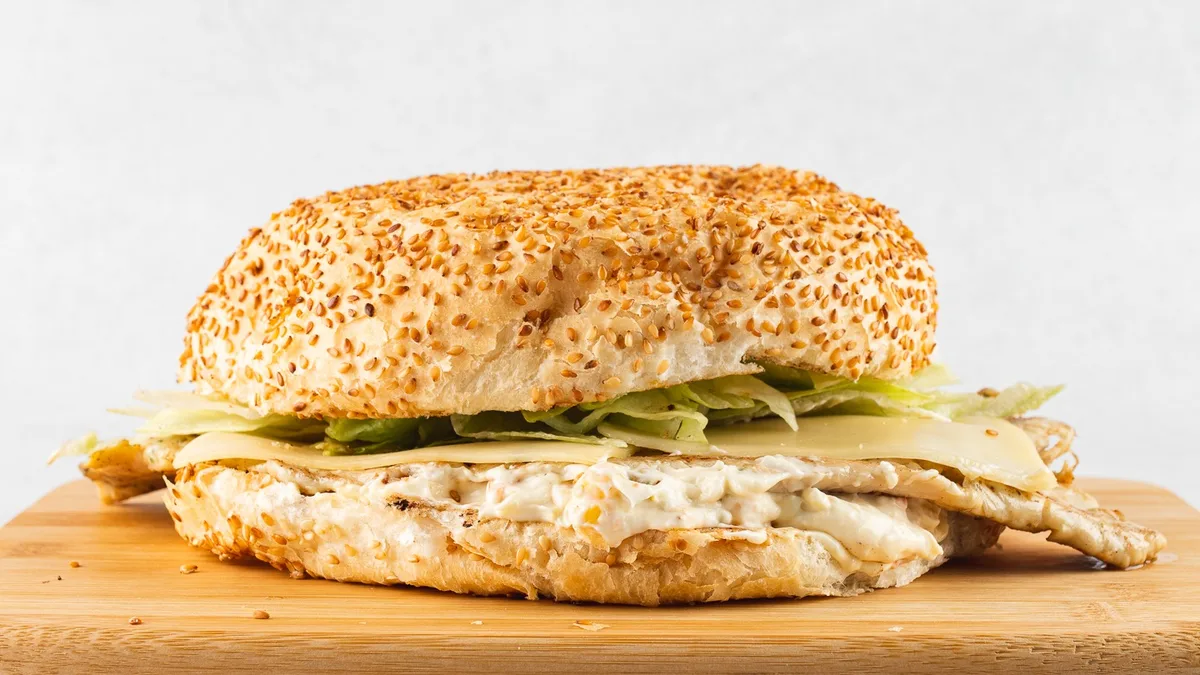Burger s puranom na žaru in sirom