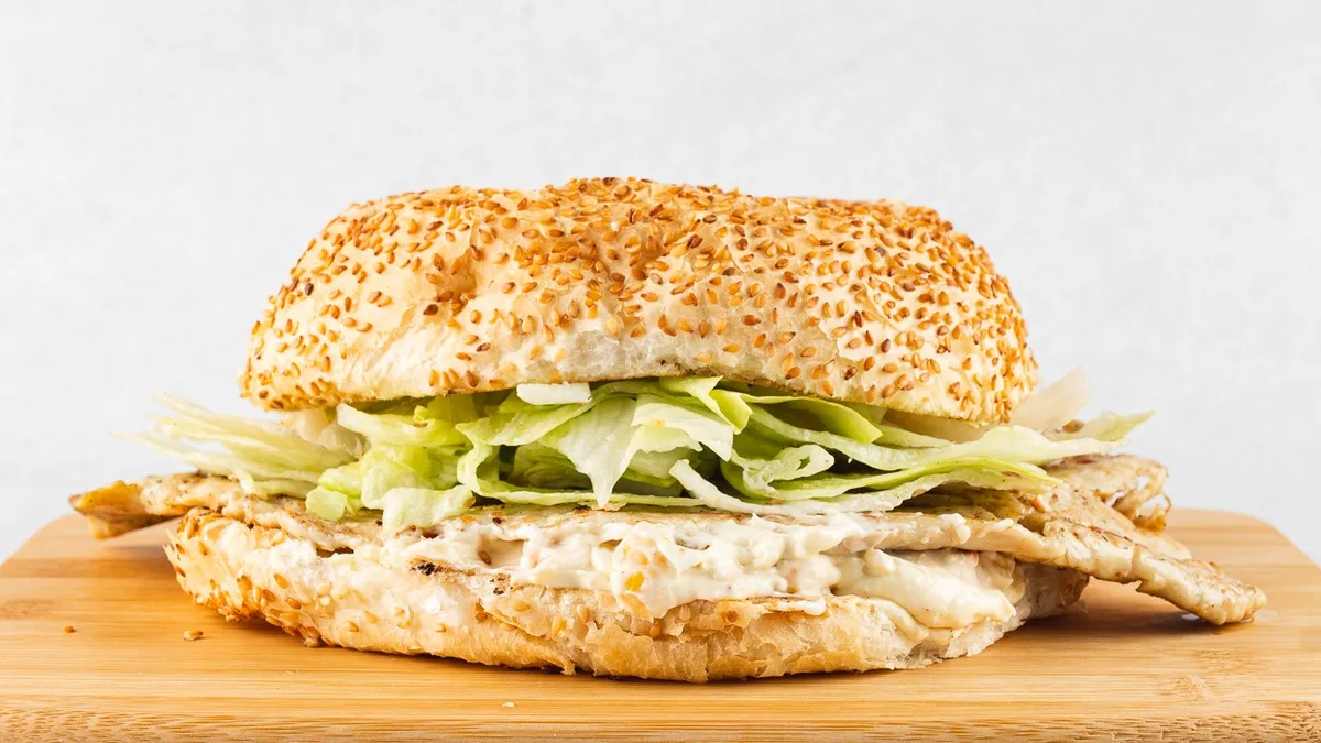 Burger s puranom na žaru