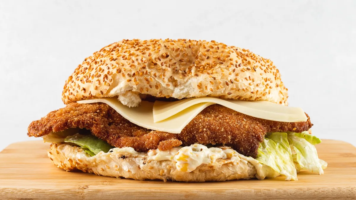Burger z ocvrtim puranom in sirom