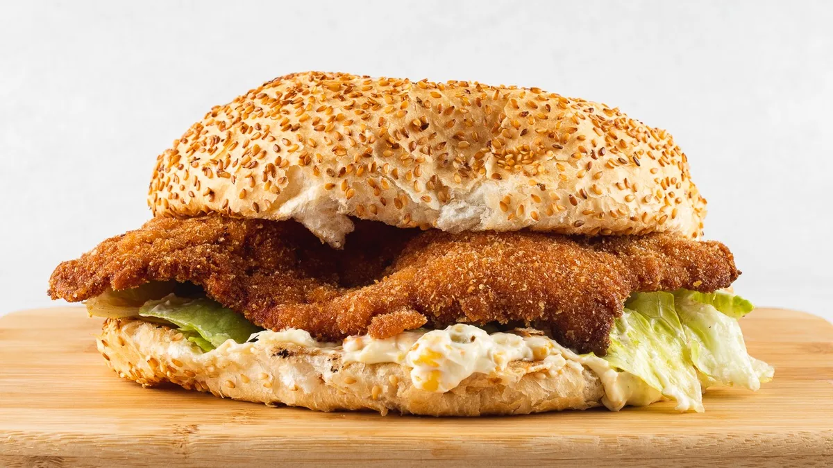 Burger z ocvrtim puranom