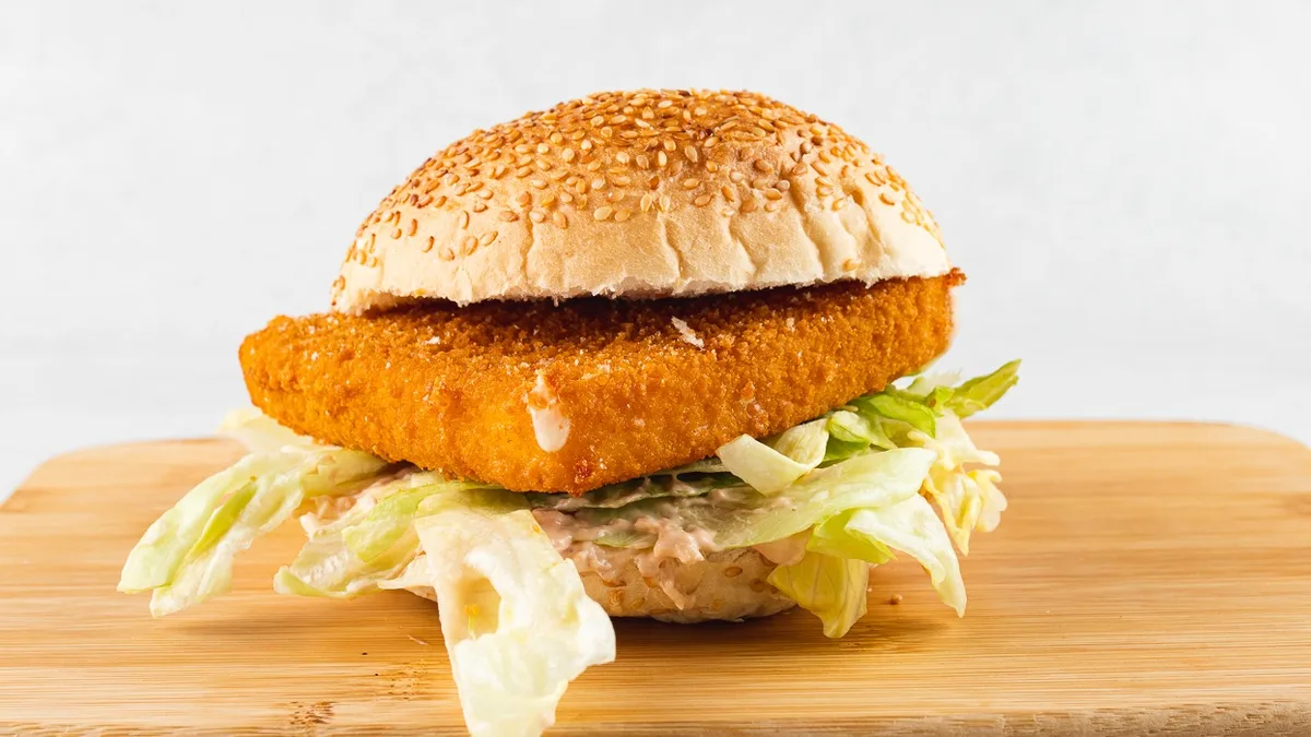 Hill burger z ocvrtim sirom