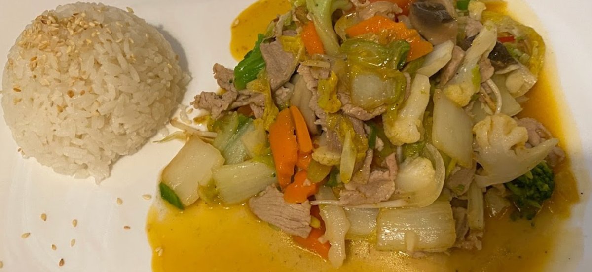 23. Wok csirke csilis citromfűvel + jázmin rizzsel