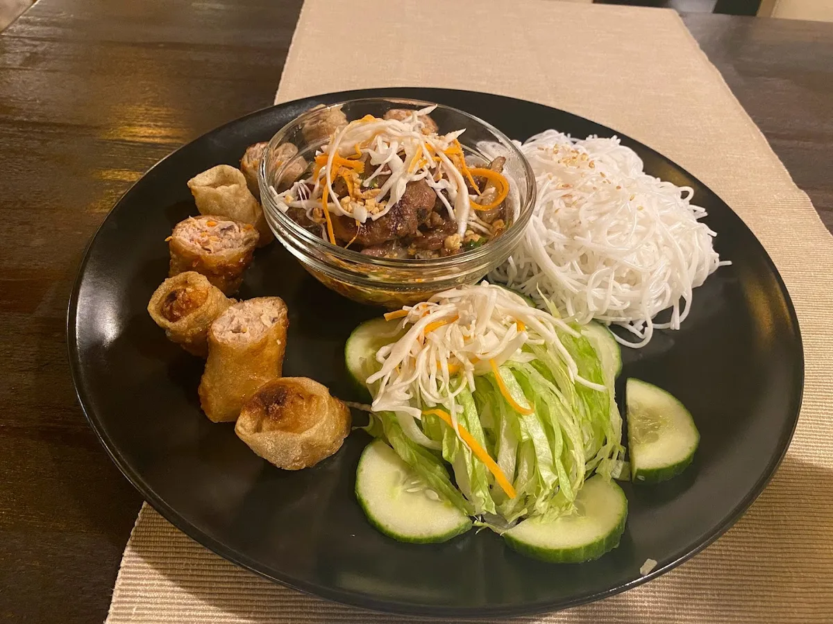 27. Bun Cha Nem grillezett sertéshús rizstésztával, tavaszi terkecs,zöldségekkel