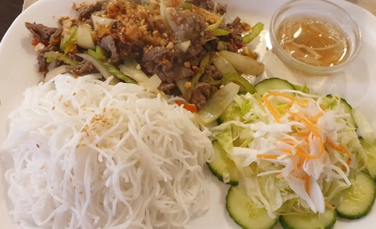 34. MIXED FRIED BEEF WITH RICE NOODLES, VEGETABLE, “HA NOI PHO” STYLE