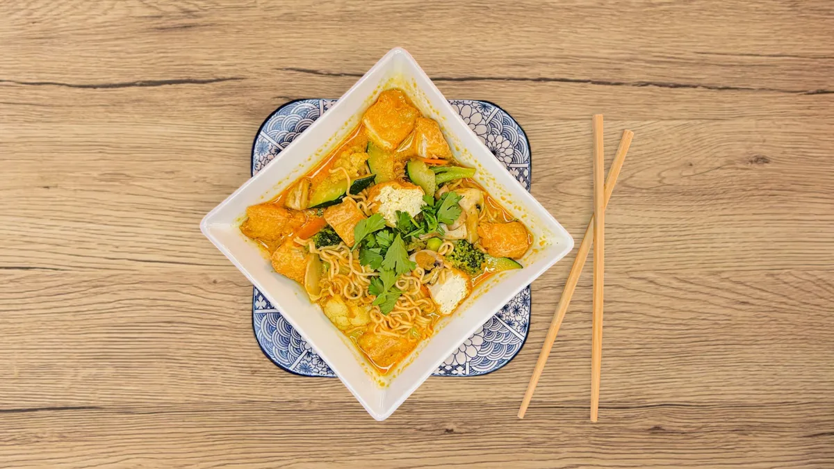 T4 - Pad me luang (Sárga Curry)