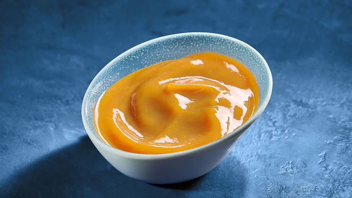 Portion fruchtige Orangen Senf Soße