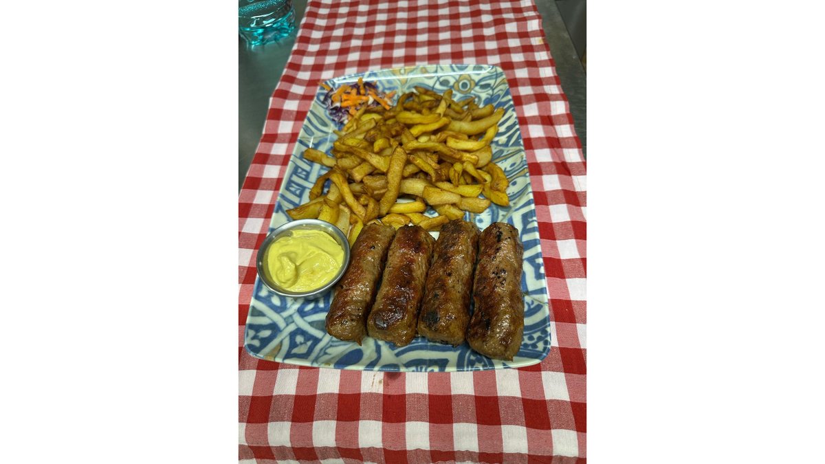 Mititei cu pâine și muștar