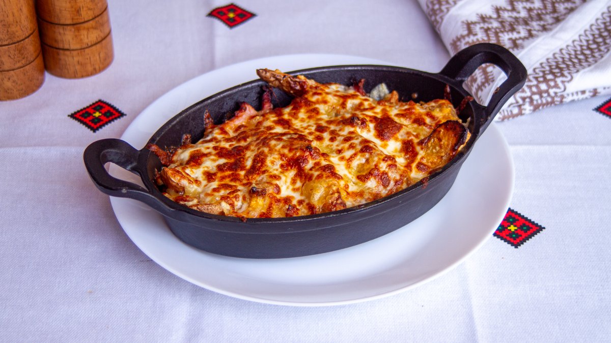 Cartofi cu bacon, sos usturoi și cașcaval al forno