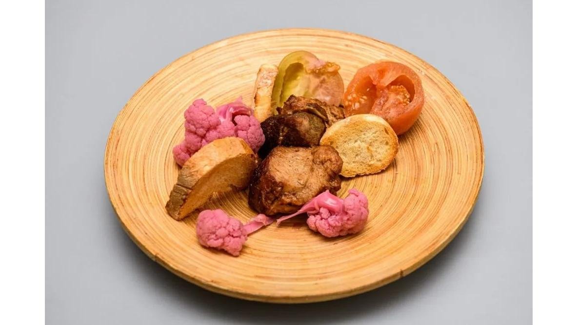 Carne de la garniță, murături și cartofi aromatizați