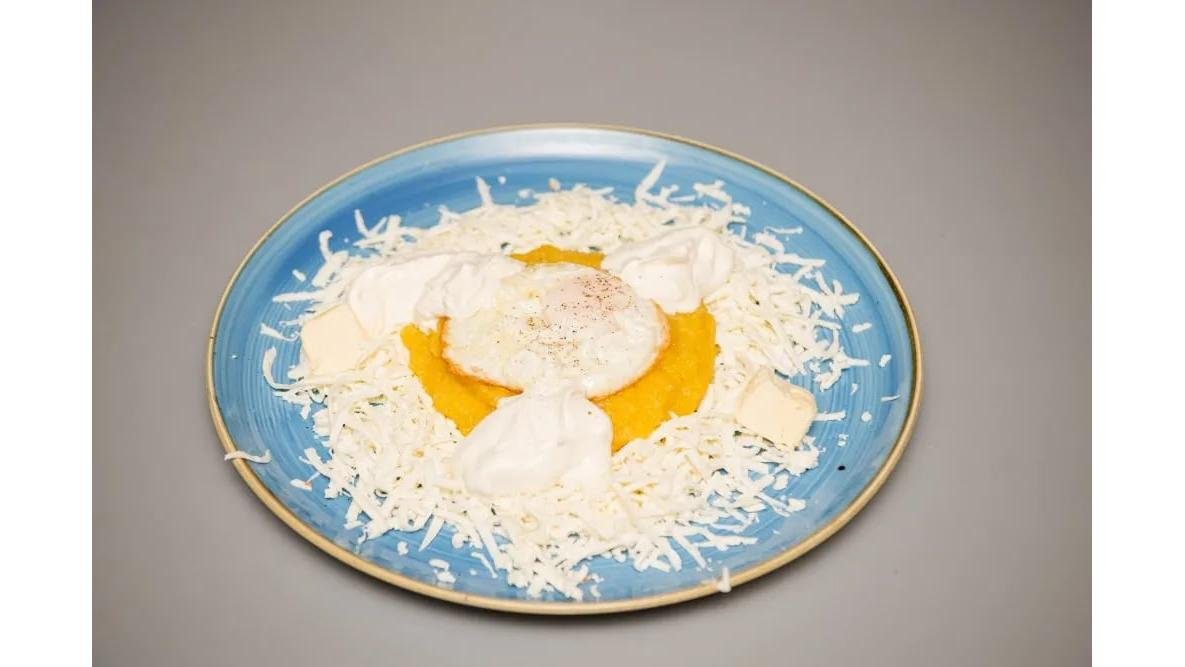 Mămăliguță cu ou, brânză și smântână
