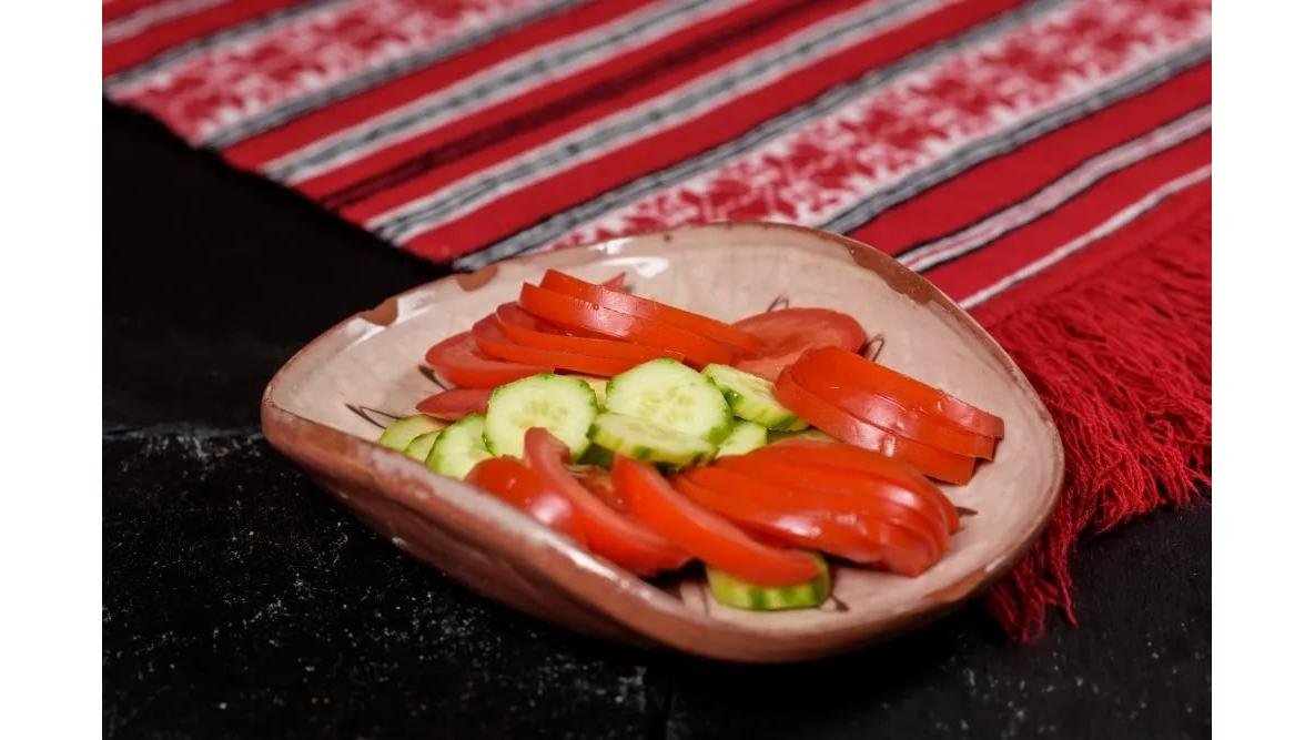 Salată de roșii și castraveți