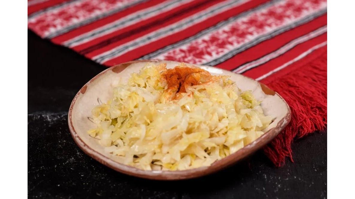 Salată de varză murată cu ulei de măsline și boia de ardei dulce