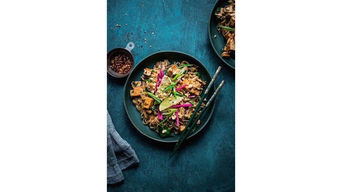 Salată de spaghete chinezești cu pui