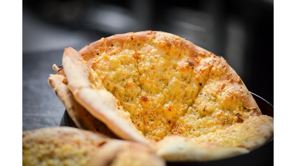 Focaccia cu usturoi și parmezan