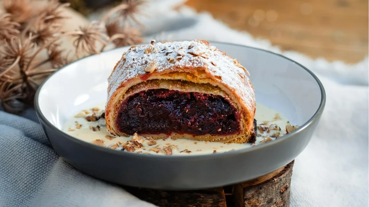Strudel cu prune si nuci
