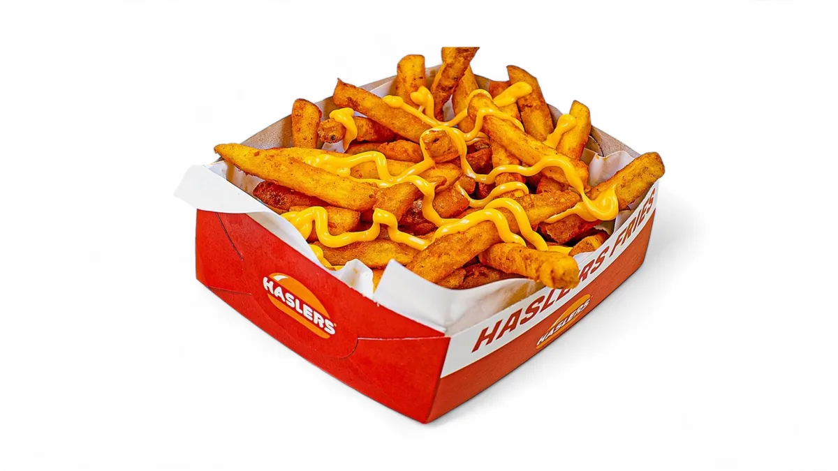 Začinjeni pomfrit sa topljenim čedar sirom