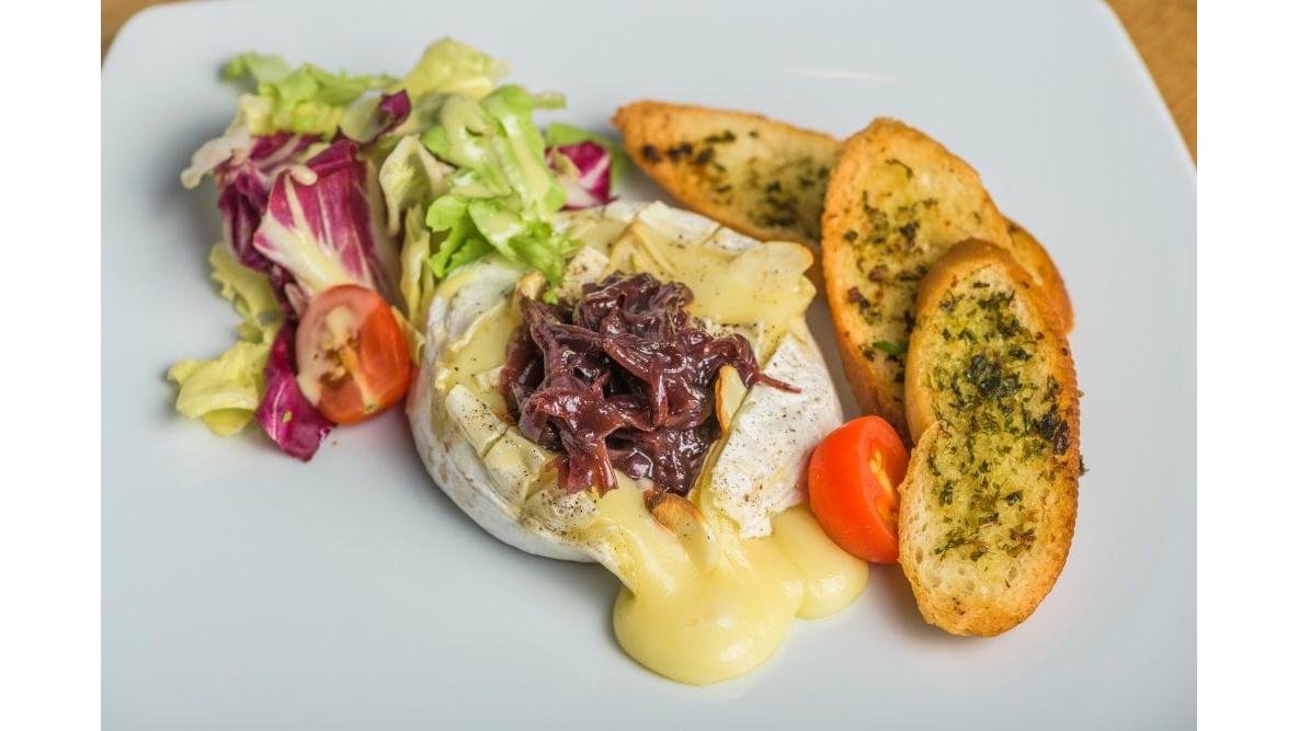 Camembert la cuptor cu usturoi și dulceață de ceapă
