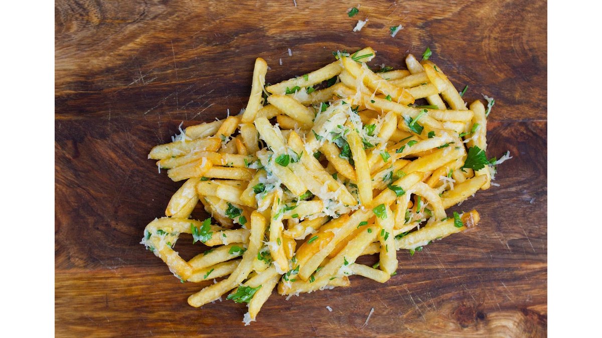 Cartofi prăjiți cu parmesan și usturoi