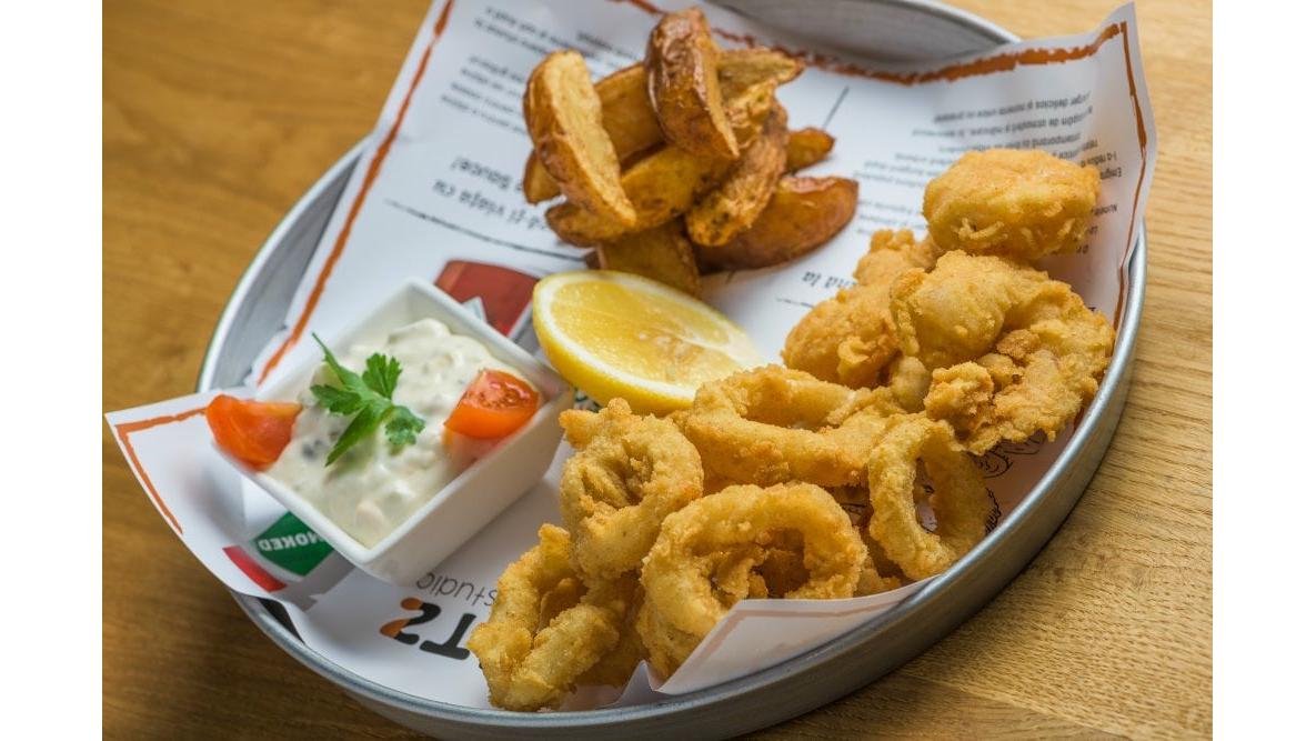 Creveți și calamari prăjiți