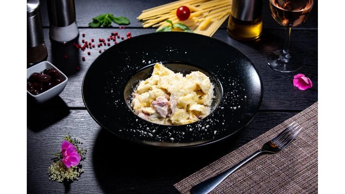 Tortellini umpluți cu ricotta și spanac, smântână, prosciutto cotto