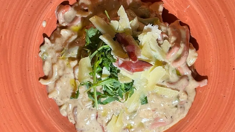 Pasta PILETINA SA DIMNJENIM SIROM I PRŠUTOM