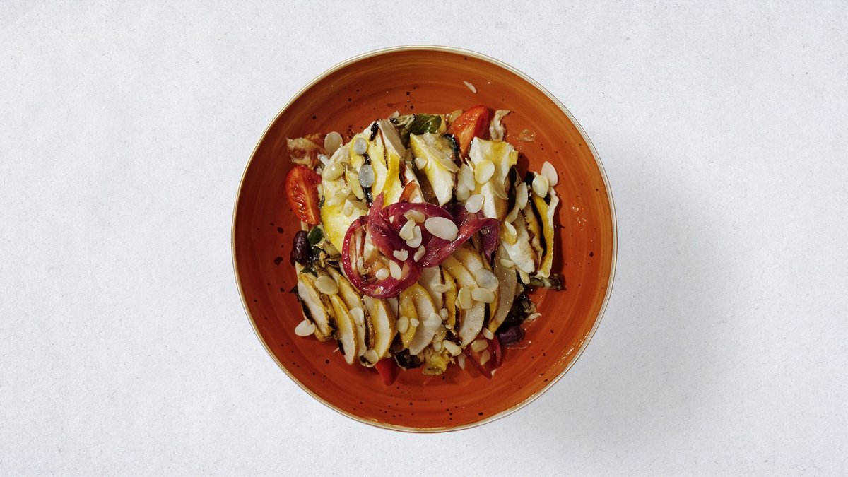 Vitaminska salata sa mladim sirom i kruškom