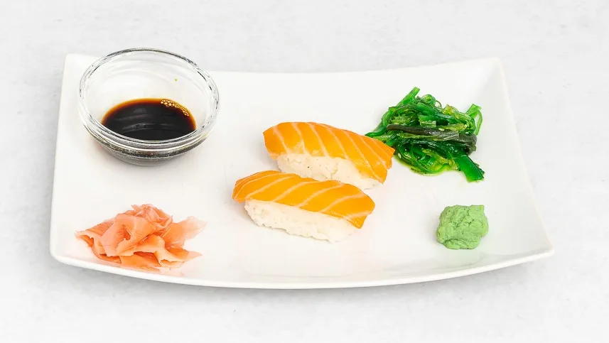 Nigiri with salmon (2 pieces)