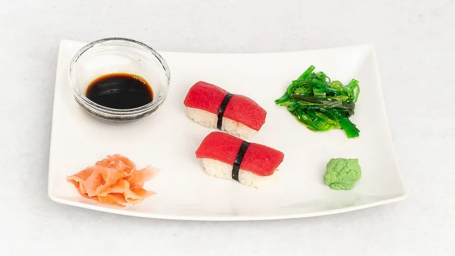 Nigiri with tuna (2 pieces)