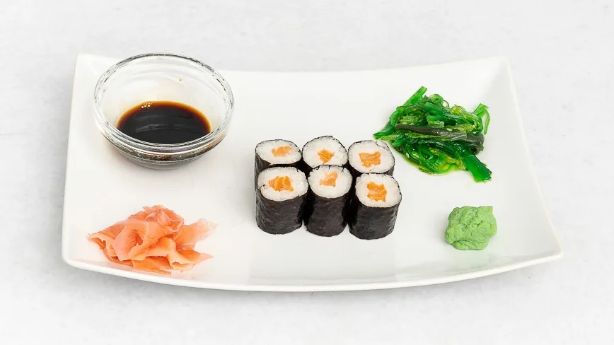 Small maki with salmon (6 pieces)
