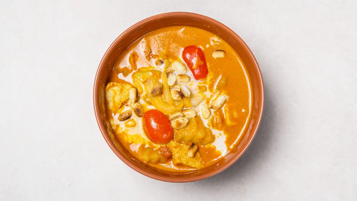 Curry-keltainen ja riisi