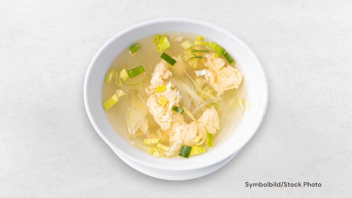 Eierblumensuppe mit Huhn