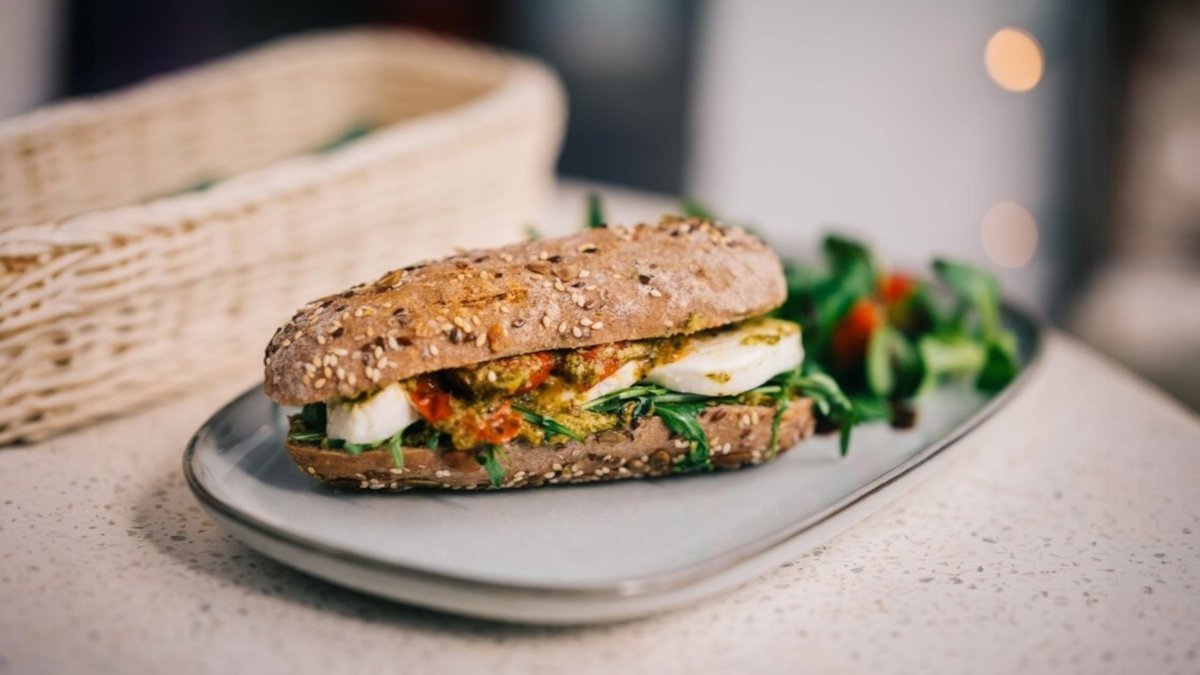 Caprese bagett pesttóval