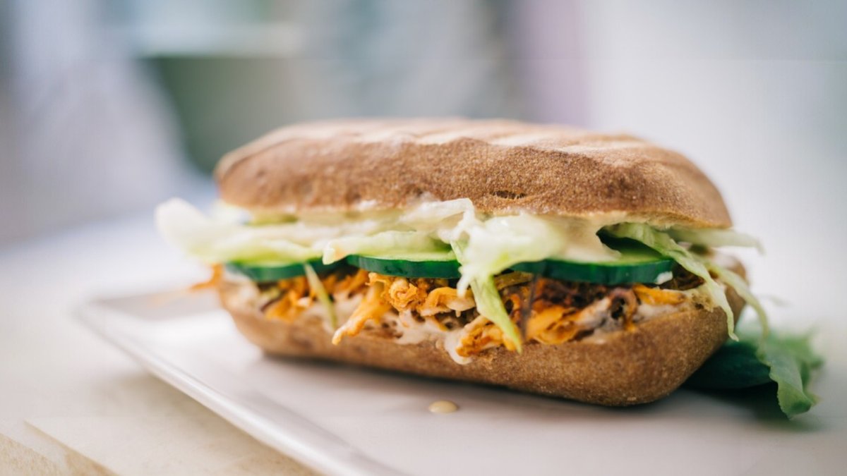 Vegán "pulled pork" szendvics