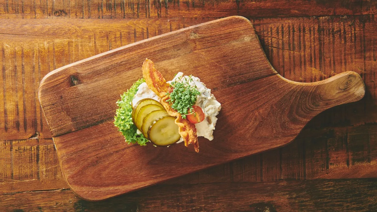 Smørrebrødsmenu hønsesalat m. bacon