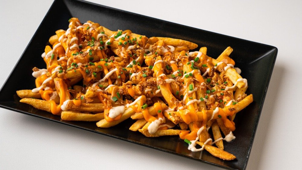 Πατάτες τηγανητές με cheddar sauce και μπέικον
