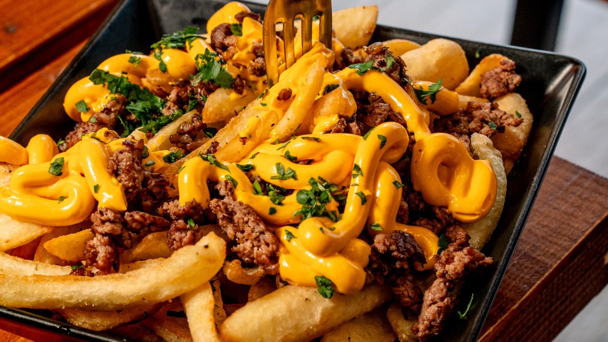Πατάτες Τηγανητές με SMACHED BEEF PATTY kai  CHEDDAR SAUCE