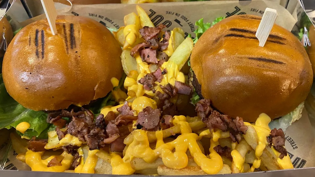 2 Cheeseburger + Πατάτες με cheddar και μπέικον