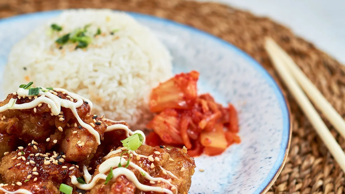 Koreai sült csirke rizzsel és kimchivel