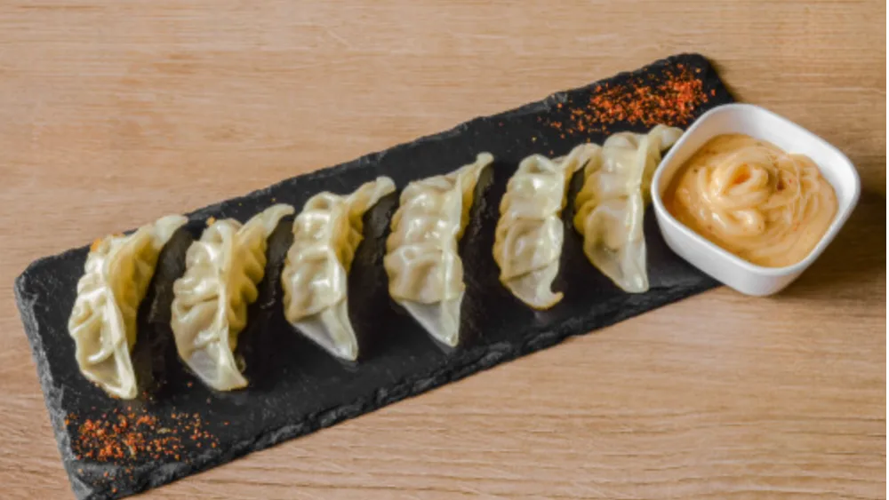 7.PIEROŻKI GYOZA Z KURCZAKIEM I WARZYWAMI +SOS DO WYBORU 5SZT 1,3,6,7,9,10