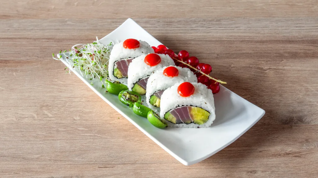 California  SUROWY TUŃCZYK,SEREK PHILADEPHIA, OSHINKO, AWOKADO, SRIRACHA 4SZT/8SZT 4szt