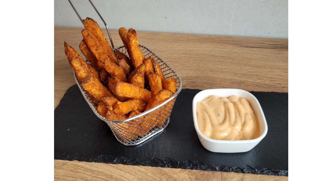 FRYTKI Z BATATÓW, SOS SPICY MAYO 200G