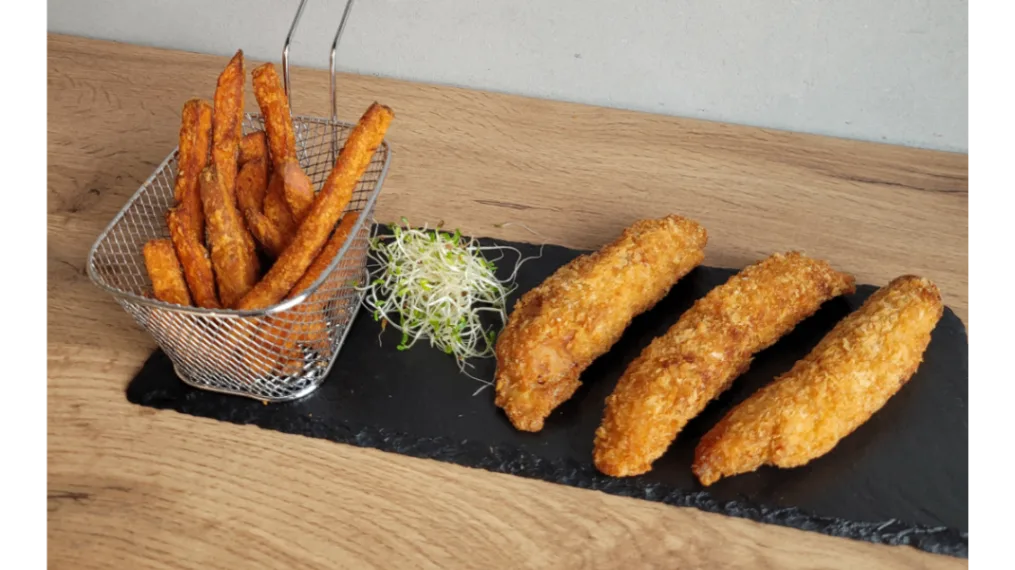 MACZUGI Z KURCZAKA W PANIERCE 3SZT, FRYTKI Z BATATOW 100G