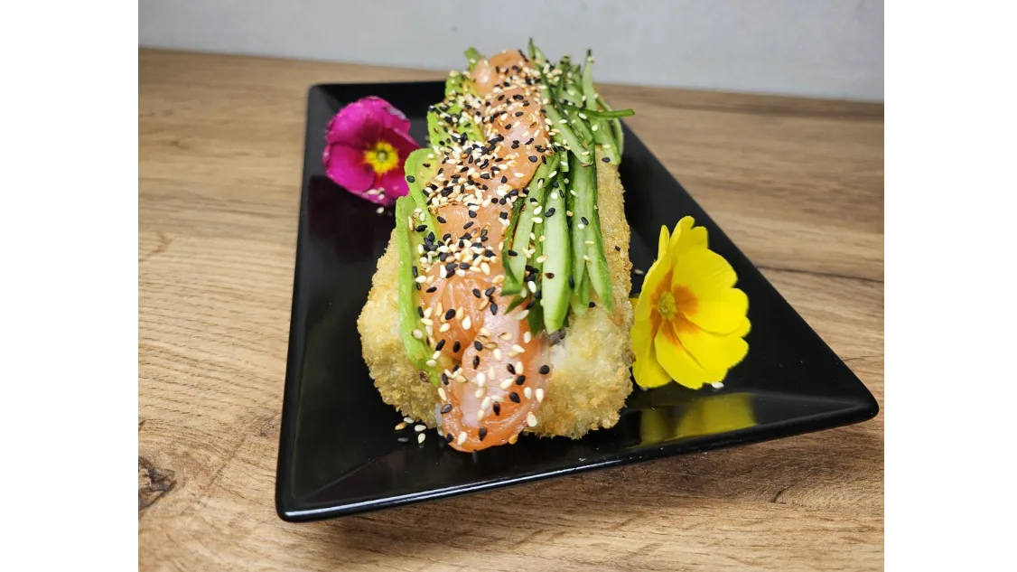 Sushi-dog xl z surowym łososiem