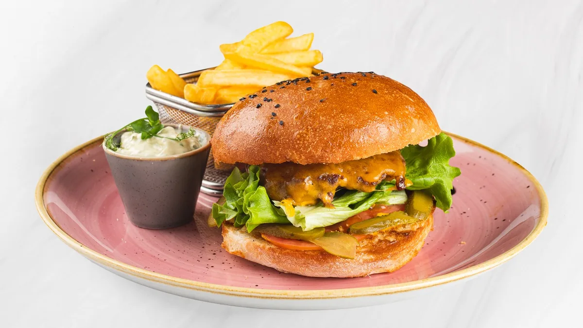Cheese burger s pomfrijem in česnovo omako