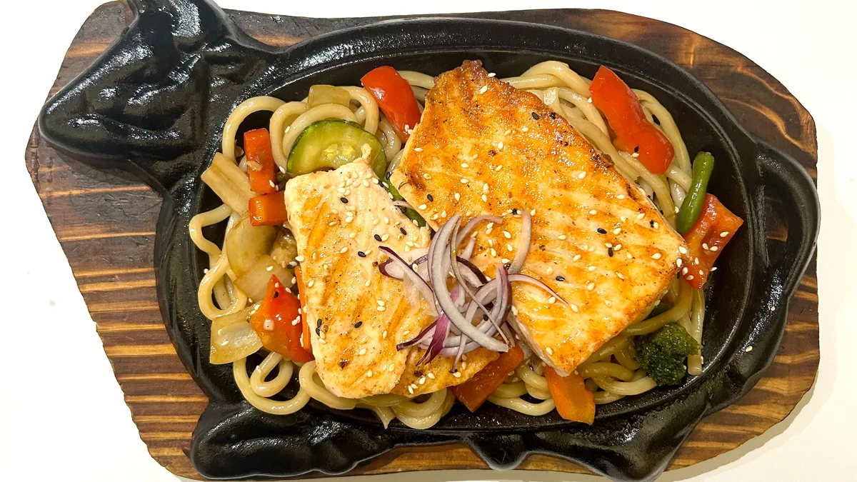 Hot Salmon Udon Teriyaki (losos-150g)