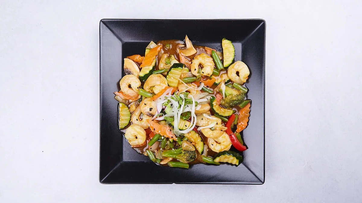 Pikantné krevety s Tom Yum omáčkou a zeleninou