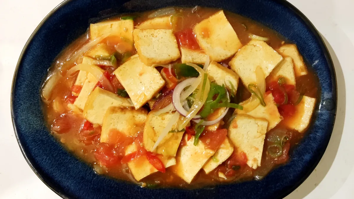 Pikantné tofu na čerstvých paradajkách