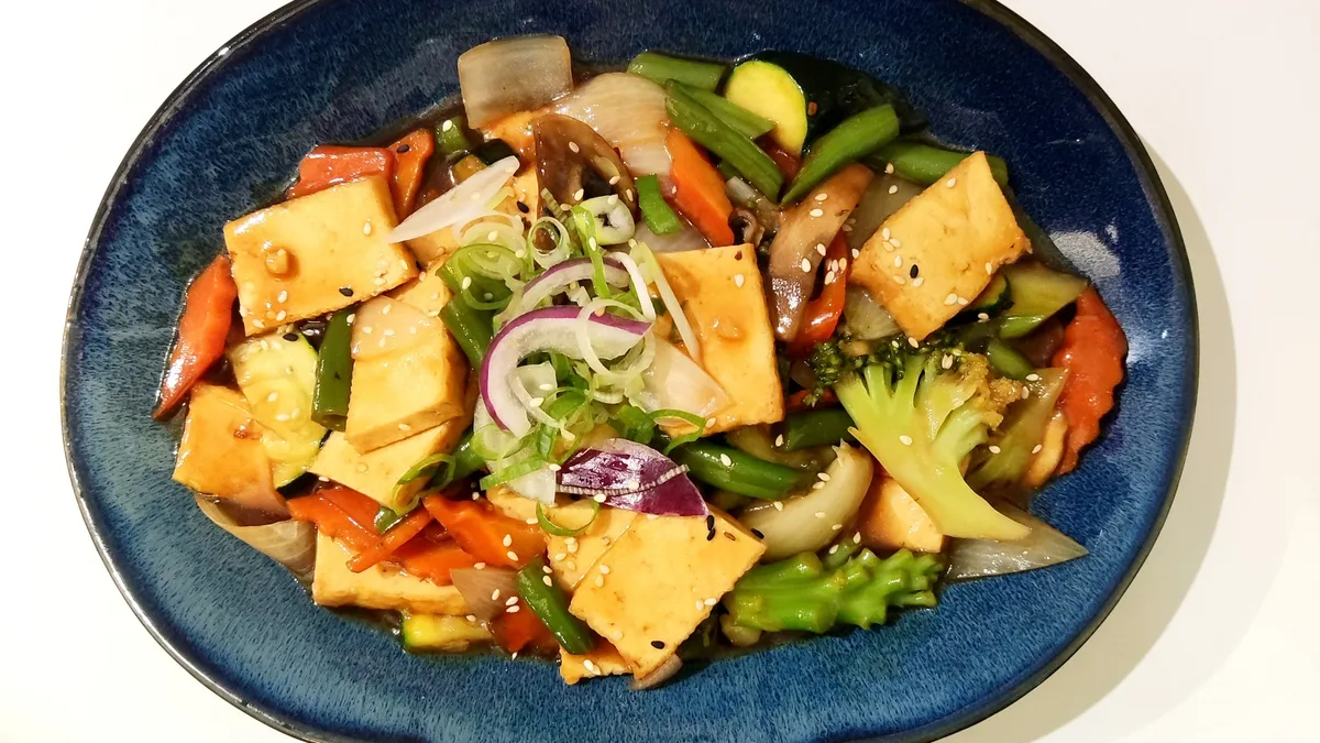 Pikantné tofu s grilovanou zeleninou